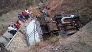 MEXICO: Al menos 25 muertos al volcarse un camión con migrantes MEXICO: Al menos 25 muertos al volcarse un camión con migrantes