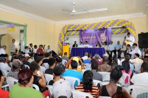 Temístocles Montás se compromete a mejorar salarios y fomentar empleos