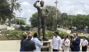 Develizan estatua Jack Veneno en el Parque Eugenio María de Hostos
