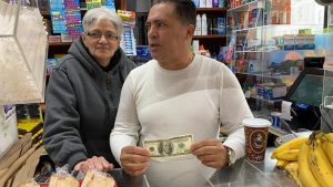 Bodegueros alertan sobre billetes de US$100 falsos que circulan en Nueva York