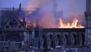 Presidente dominicano lamenta incendio en la catedral Notre Dame de París