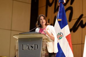 Vicepresidenta insta a futuros abogados a garantizar cohesión y paz social