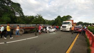 SANTIAGO: Un muerto y 3 heridos deja choque entre 3 camiones y motocicleta