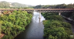 SANTIAGO: Apresan mujer que mató a su hijo lanzándolo al río desde un puente