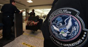 Apresan policía de Aduanas de EE.UU. por “carterear” viajeros aeropuerto JFK