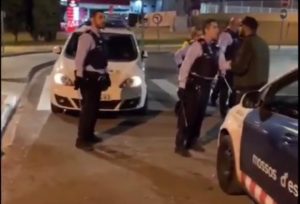 ESPAÑA: Arrestan 3 dominicanos por agredir varios policías en un McDonald