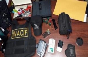 SANTIAGO: Ocupan armas, drogas y vehículo con placa oficial en una casa