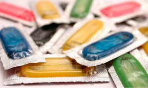 Autoridades niegan escasez de condones provistos por el Estado