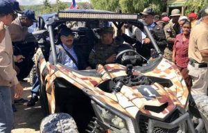 El presidente Danilo Medina recorre la frontera con Haití en vehículo militar
