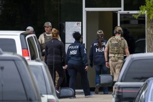 EEUU: ICE detiene 280 personas en redada a empresa de celulares