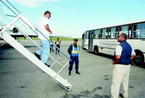 Llegan a la RD otros 72 deportados desde EU Llegan a la RD otros 72 deportados desde EU