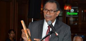 Dedican torneo baloncesto de SDE al periodista Carlos Márquez