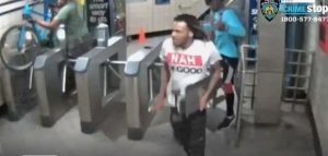 Policía busca grupo de jóvenes golpeó y robó a ciclista en el Parque Central