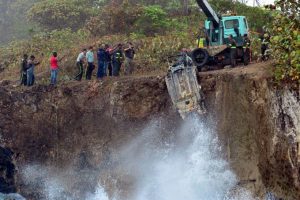 Rescatan en RD presunto automóvil del accidente de pareja de estadounidenses Rescatan en RD presunto automóvil del accidente de pareja de estadounidenses
