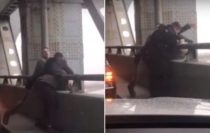 Policías salvan a anciano quería saltar de un puente