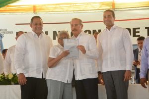 DAJABON: Presidente Medina entrega títulos definitivos a 977 familias