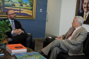 Ministro de Industria recibe visita de comisión del gobierno de Puerto Rico