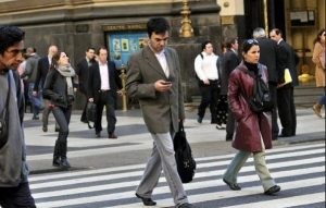 Personas envíen mensajes de texto caminando serán multadas en NY Personas envíen mensajes de texto caminando serán multadas en NY