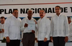 Presidente Medina entrega 1,288 títulos de propiedad en María Trinidad Sánchez
