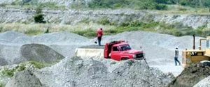 Detienen varios camiones cargados con arena extraída ilegalmente de río Nigua