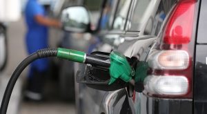 Gobierno baja cuatro pesos al precio de la gasolina regular y tres a la premium