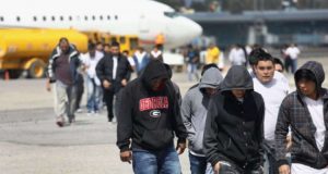 Repatrian 84 dominicanos cumplieron condenas en cárceles de los EE.UU.