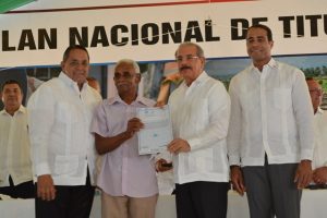 LA VEGA: Presidente Medina entrega 1,047 títulos definitivos a productores