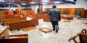 Senadores haitianos tiran muebles a la calle y evitan audiencia Gobierno Senadores haitianos tiran muebles a la calle y evitan audiencia Gobierno