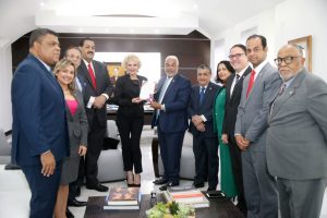 Presidente Cámara Diputados recibe cantante Charytin Goico