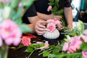 Altacasa celebra Día de las Madres con live show de arreglos florales