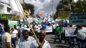 Cientos de dominicanos marchan por mejoras en Día Internacional Trabajo
