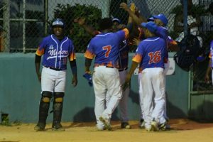 Estelares avanzan en softbol gubernamental