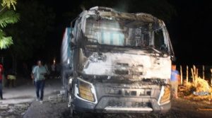 BARAHONA: Dos muertos, tres heridos y  una patana incendiada en zona de Cabral