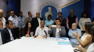 Wellington Arnaud inscribe su precandidatura presidencial en el PRM