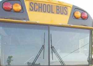 Acusan a 3 jóvenes de conspirar para construir y detonar una bomba