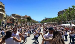 Mil personas bailan bachata en Barcelona y baten récord Guinness