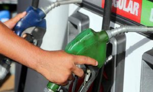 Combustibles bajarán entre 40 centavos y tres pesos para la semana del 18 al 24