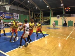 Equipos avanzan semifinal en basket superior de Bonao
