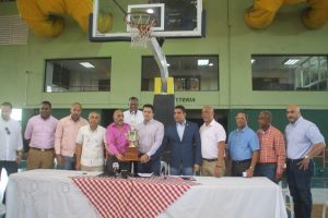 David Collado entrega copa para Basket Superior del DN David Collado entrega copa para Basket Superior del DN