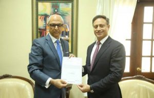 Procurador entrega título de terrenos recuperados en caso Bahía las Águilas