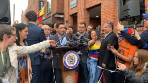 Gobierno encargado de Venezuela toma control sedes diplomáticas en EEUU