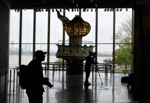 Estatua de la Libertad inaugura museo, en medio de debate por inmigración