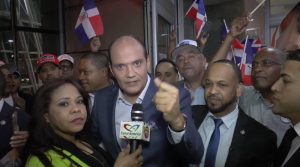 Dan cálida acogida a Ramfis Domínguez Trujillo en el aeropuerto de Nueva York