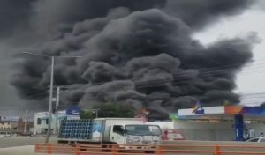 Fuego devoró 90 % de colchonera en la avenida Charles de Gaulle
