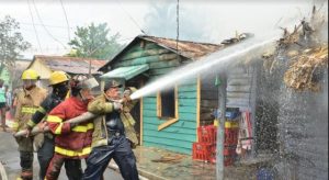 SANTIAGO: Fuego destruye cinco casas del sector Miraflores