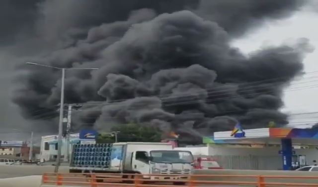 Fuego devoró 90 % de colchonera en la avenida Charles de Gaulle