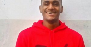 BARAHONA: Arrestan hombre arrastró en video mujer con niño en los brazos