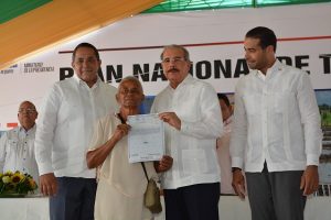 AZUA: Presidente Danilo Medina entrega 1,478 títulos definitivos a productores