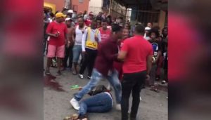 Multitud lincha a palos un presunto asaltante en Los Alcarrizos; hieren otro Multitud lincha a palos un presunto asaltante en Los Alcarrizos; hieren otro