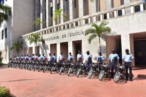 Ministro entrega 140 motocicletas a la Policía Escolar para mejorar seguridad